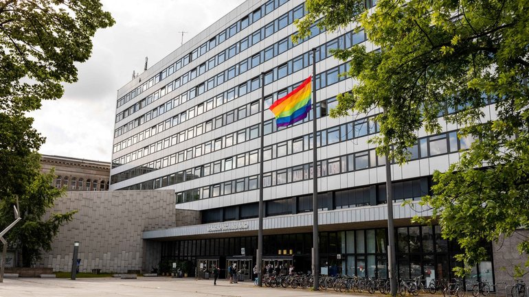 Außenansicht des Hauptgebäudes der TU Berlin mit Regenbogenflagge