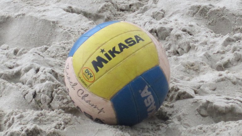 Beachvolleyball liegt im Sand