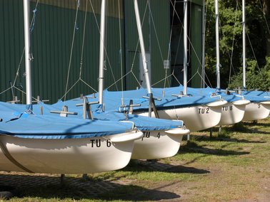 Acht 420er Jollen an Land.