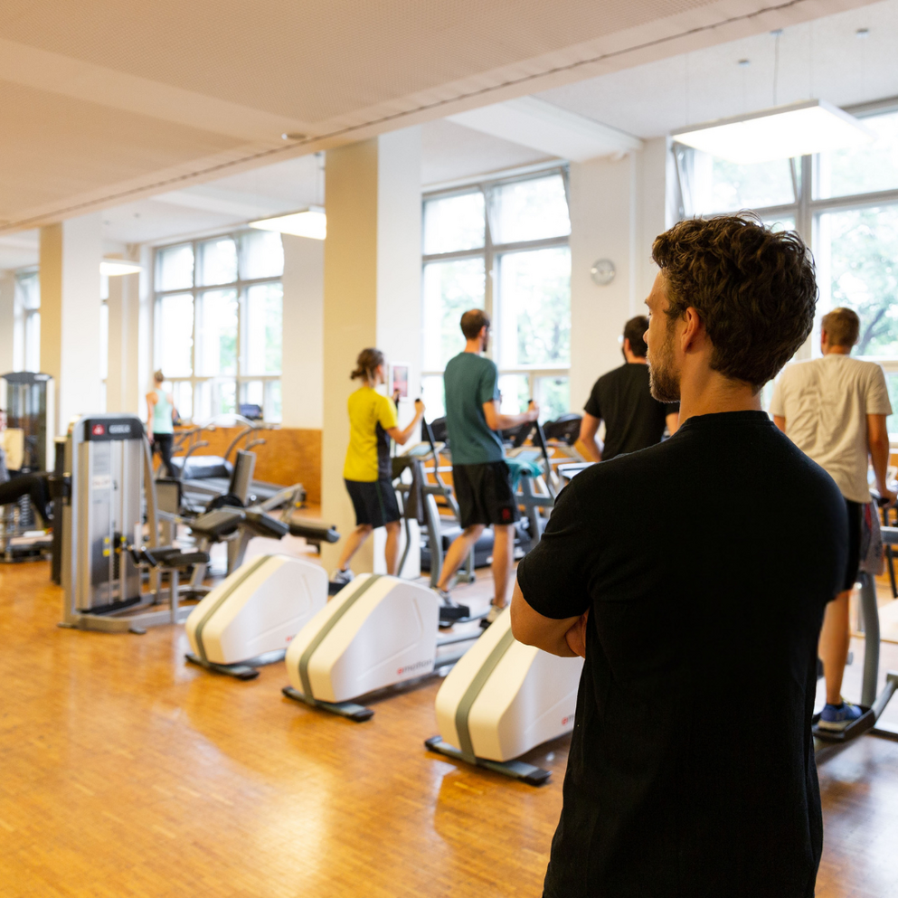 Mann schaut in das TU-Fitness-Studio
