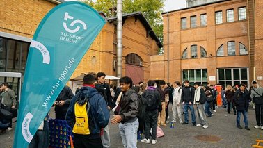Stundent*innen beim Erstsemestertag am Stand des TU-Sports