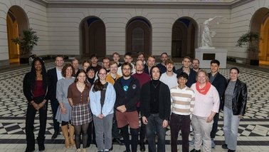 Sportler*innen im Lichthof der TU Berlin