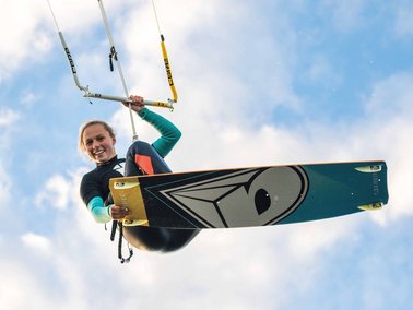 Kitesurferin im Sprung