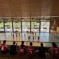 Weibliches Basketballteam auf der Tribüne bei der Endrunde in Heidelberg