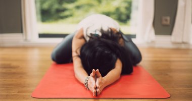 Yogahaltung am Boden
