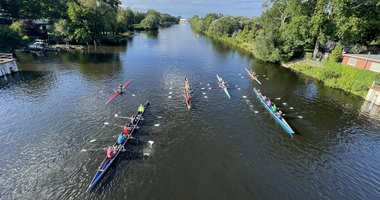Mehrere Ruderboote mit Besatzung auf dem Wasser aus der Vogelperspektive