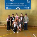 Volleyballteam vor einem Banner mit der Partnerschaft mit Stromnetz Berlin aufgedruckt