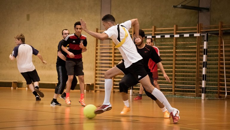 Hallenfußballspieler beim Spielen