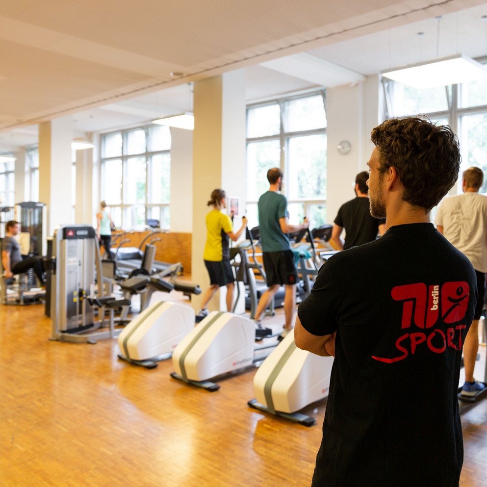 Mitarbeiter guckt ins TU-Fitness-Studio