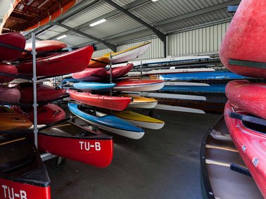 Paddelboote in Bootshalle auf Wagen