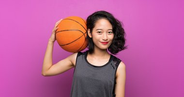 Frau mit Basketball auf der Schulter