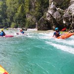 Blick auf Soca mit Paddelbooten