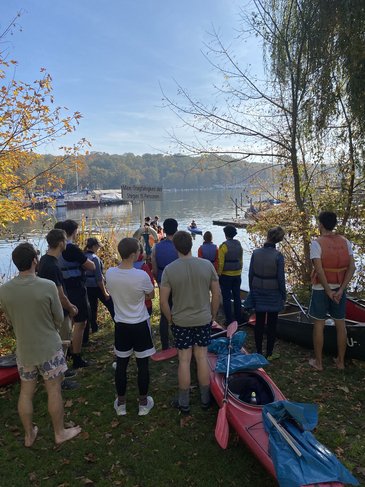 Personen am Bootshaus der TU Berlin