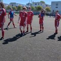 Männliches Fußballteam der TU Berlin beim Aufwärmen in roten Trikots