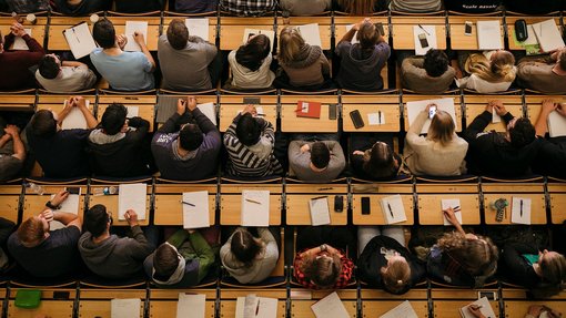 Hörsaal mit Studierenden aus Vogelperspektive