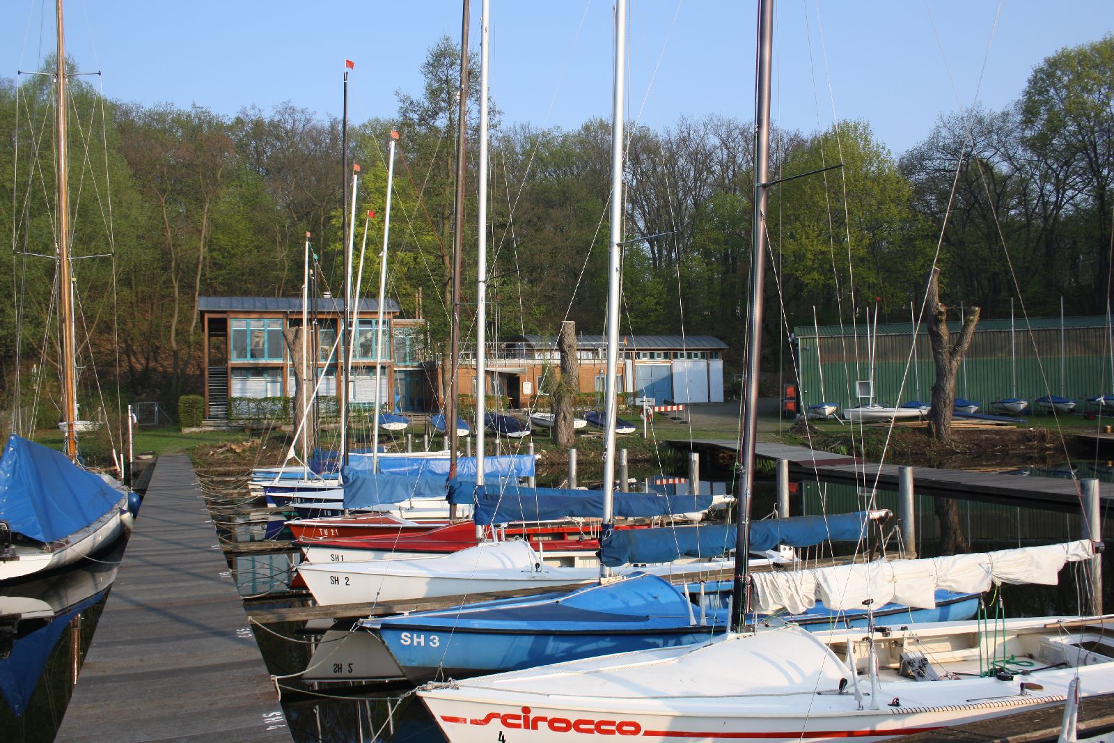 Blick den TU-Bootshaus Segelsteg.
