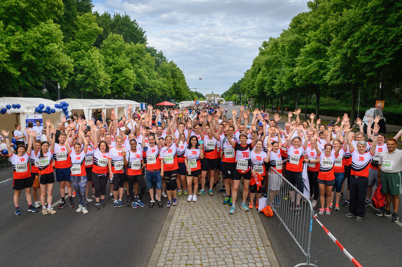 Gruppenfoto der TU Berlin Beschäftigten beim Berliner Firmenlauf 2022