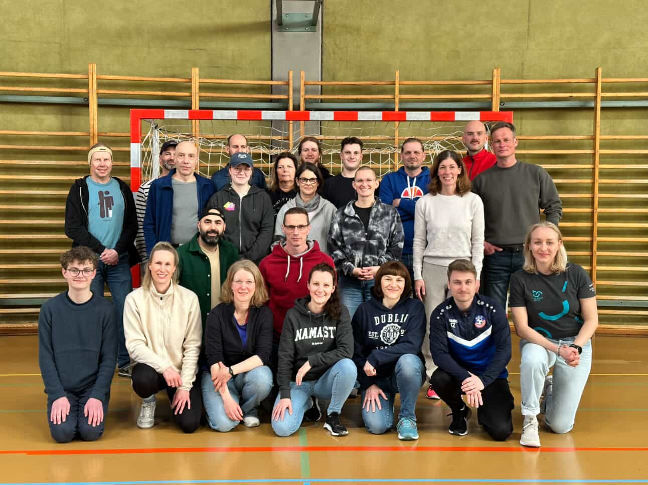 TU-Sport Team, ca. 30 Personen in einem Tor in einer Sporthalle