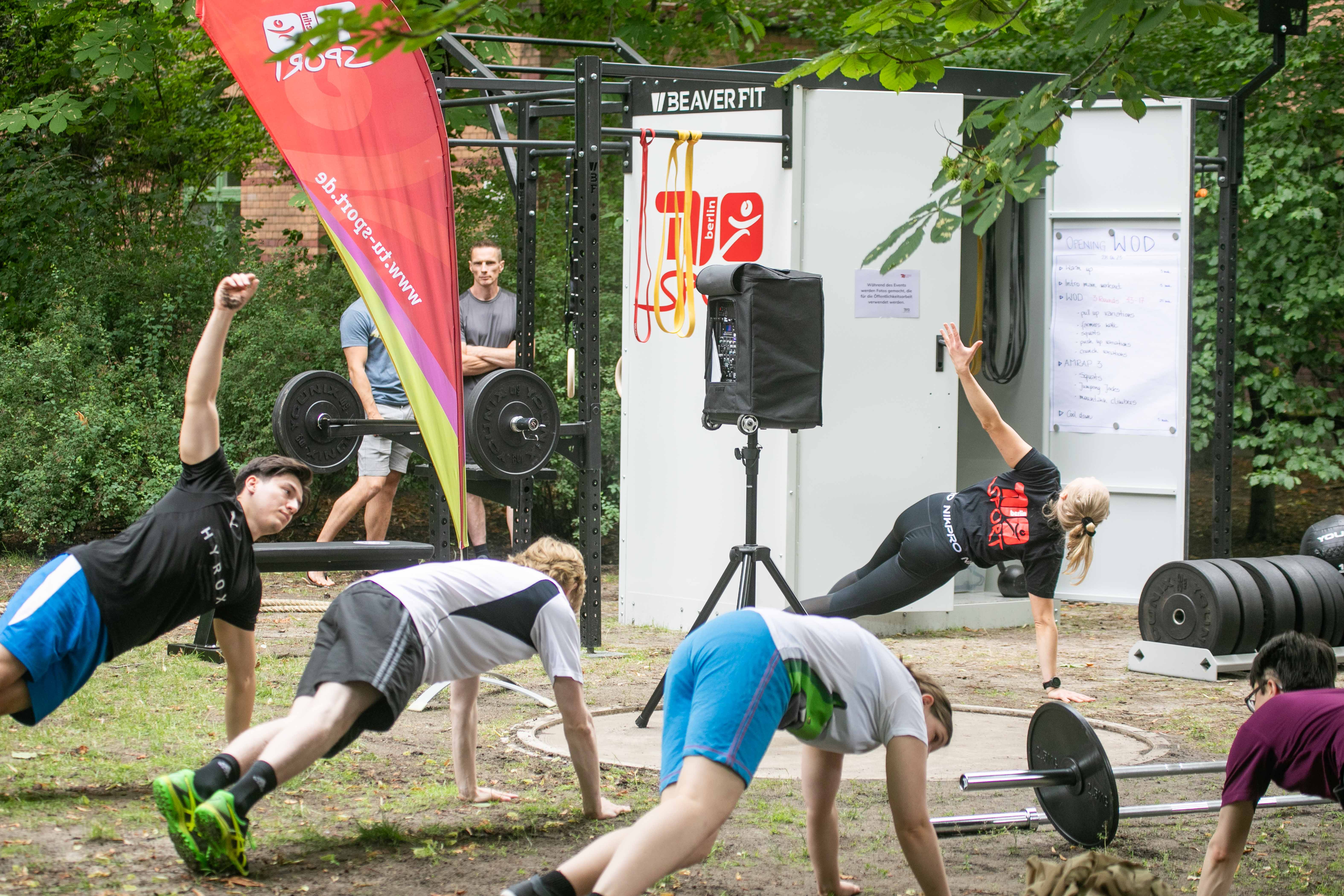 Sporttreibende vor dem Shred Shed am TU Hauptcampus